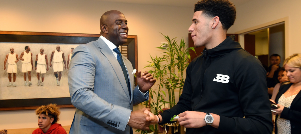Magic Johnson e Lonzo Ball analisando vídeo juntos na offseason